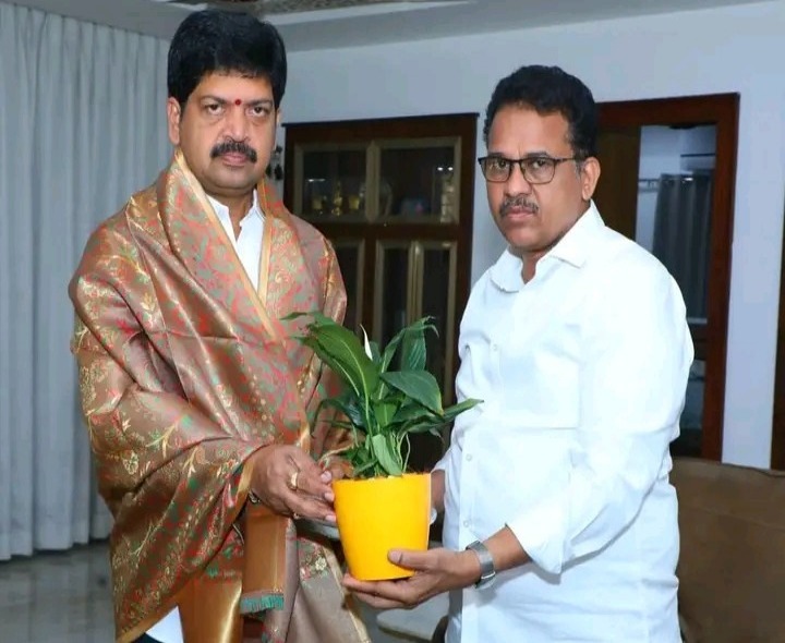 మంత్రి కొల్లు రవీంద్రని కలిసిన సూపరింటెండెంట్‌