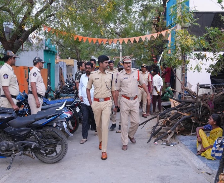 అనంతపురంలో 100 మంది పోలీసులతో సోదాలు