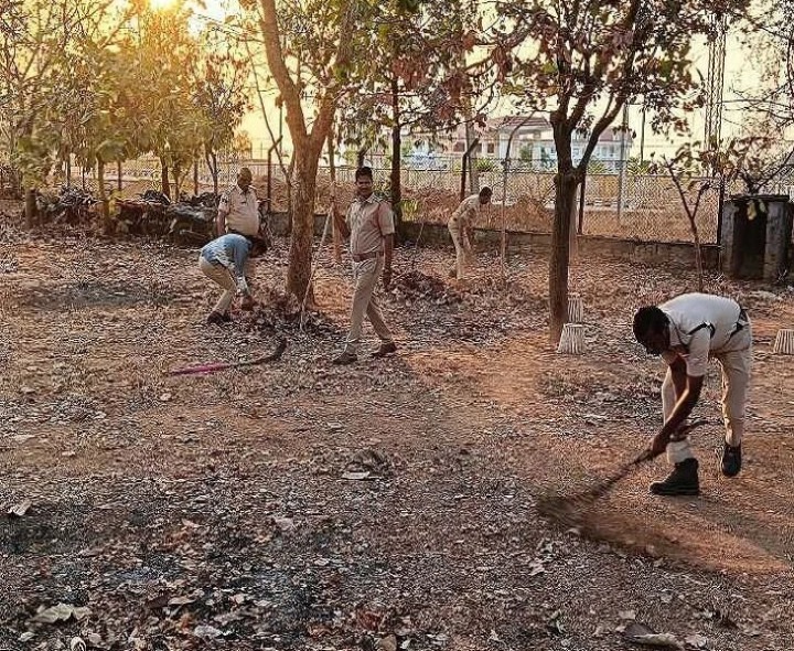 మెదక్ రూరల్ పోలీస్ స్టేషన్ ప్రాంగణంలో శుభ్రత.!