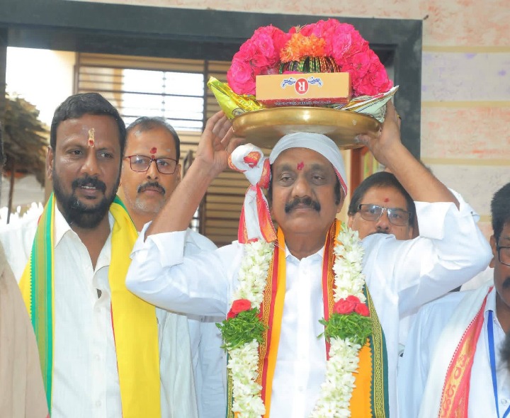 మహంకాళి అమ్మవారికి పట్టు వస్త్రాలను సమర్పించిన MLA