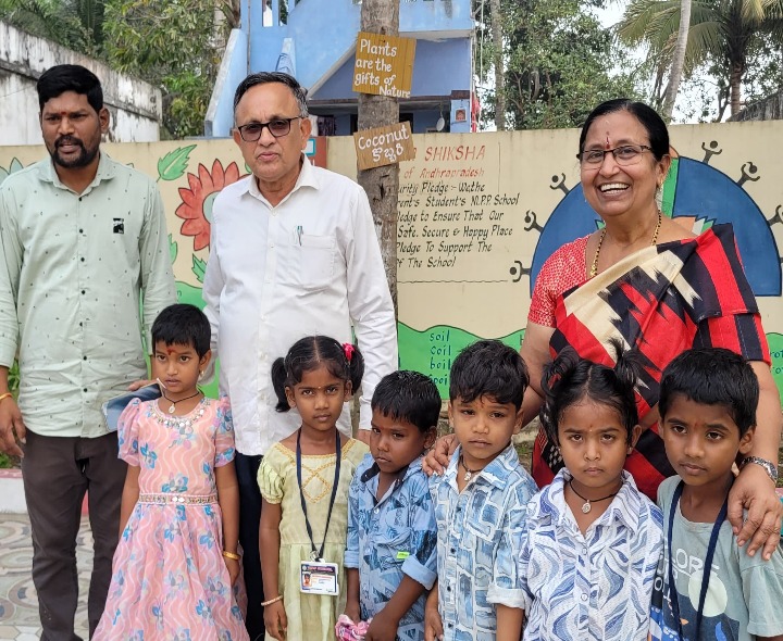 ఎంఈఓ సమక్షంలో పాఠశాలలో చేరిన విద్యార్థులు