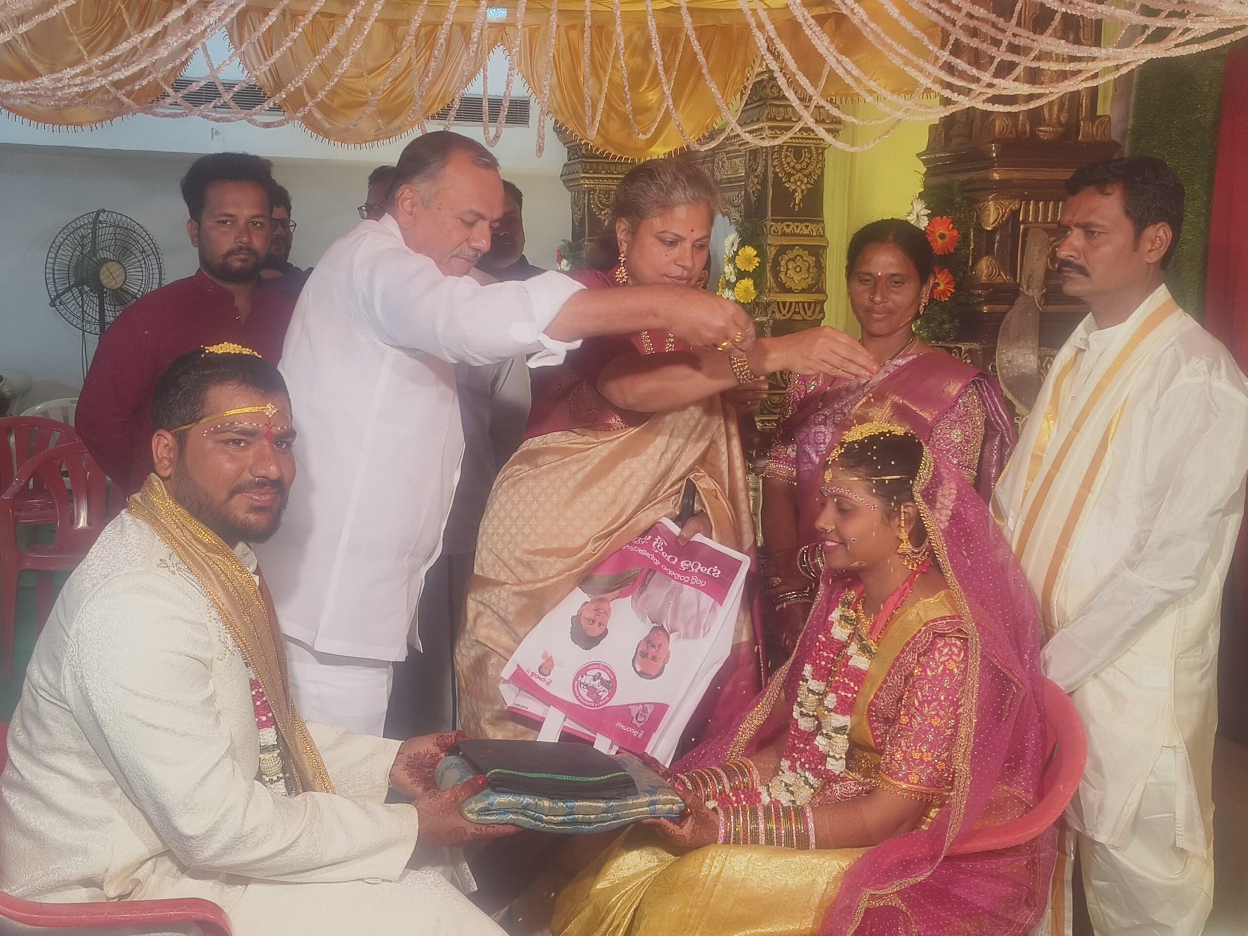 నూతన వధూవరులను ఆశీర్వదించిన మాజీ ఎమ్మెల్యే దంపతులు