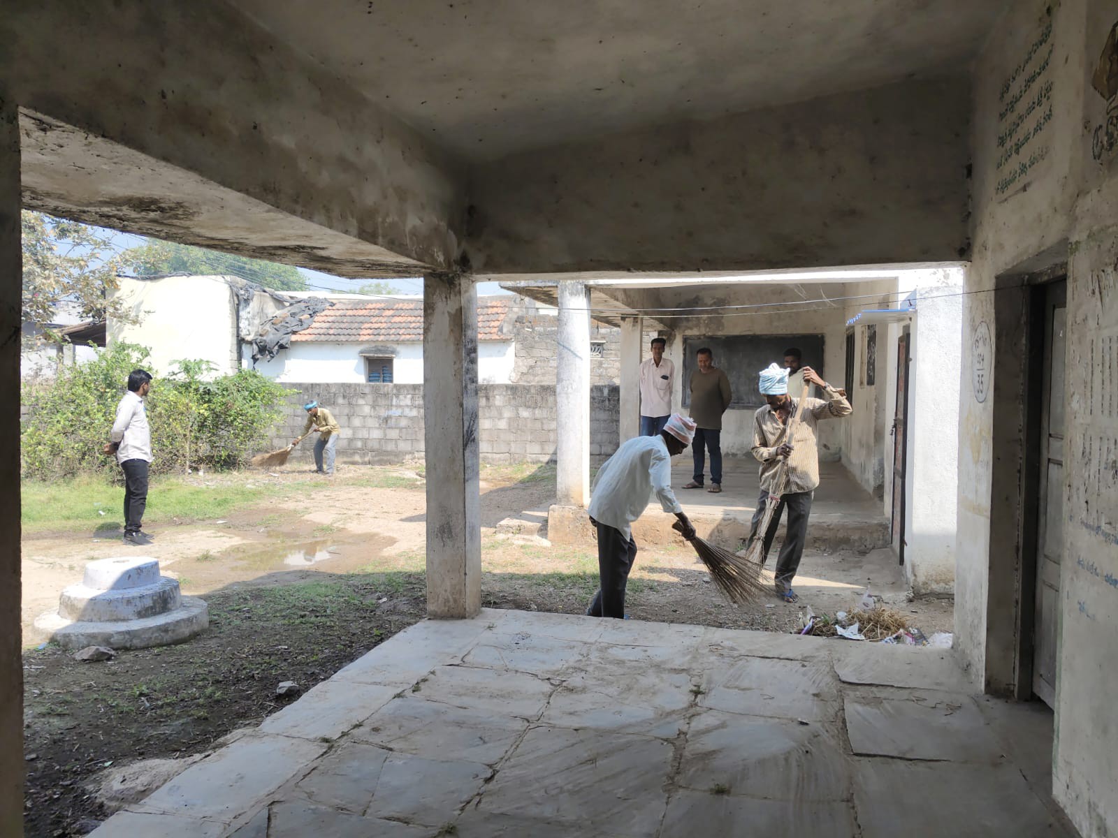 ‘పరిసరాల పరిశుభ్రతను అందరూ పాటించాలి’