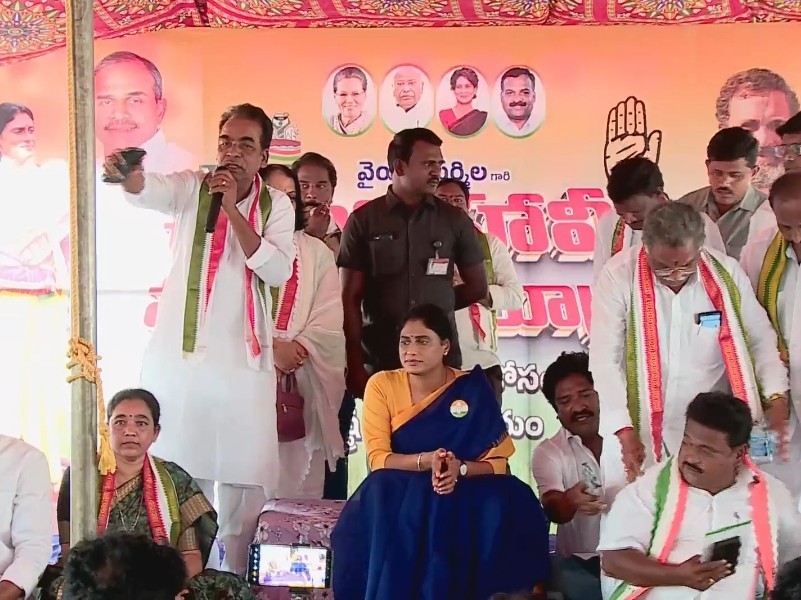 రచ్చబండ కార్యక్రమంలో పాల్గొన్న ఎపీసీసీ చీఫ్