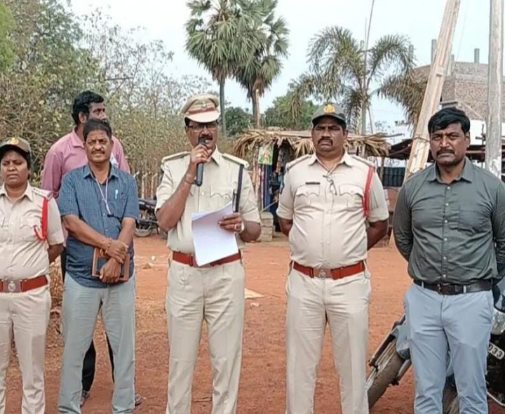 పెద్దాపురంలో పోలీసులు కార్డెన్ సెర్చ్