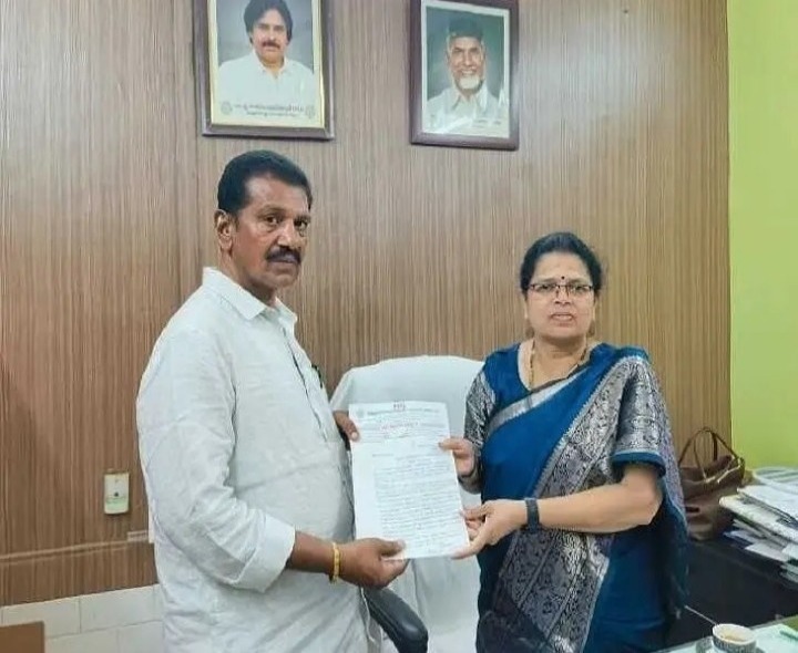 ఉపాధ్యాయుల సమస్యలపై డీఈఓకు వినతి