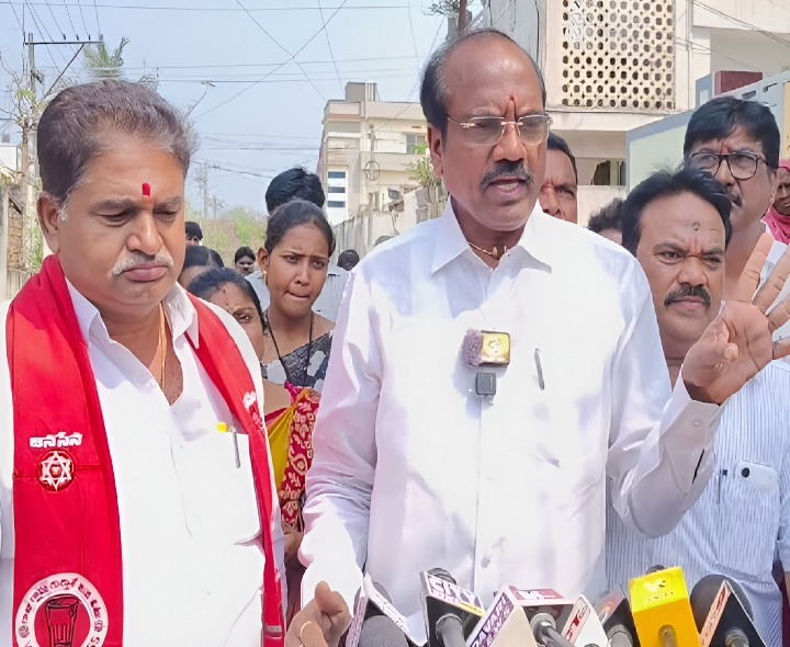 CC రోడ్లను పరిశీలించిన ఎమ్మెల్యే