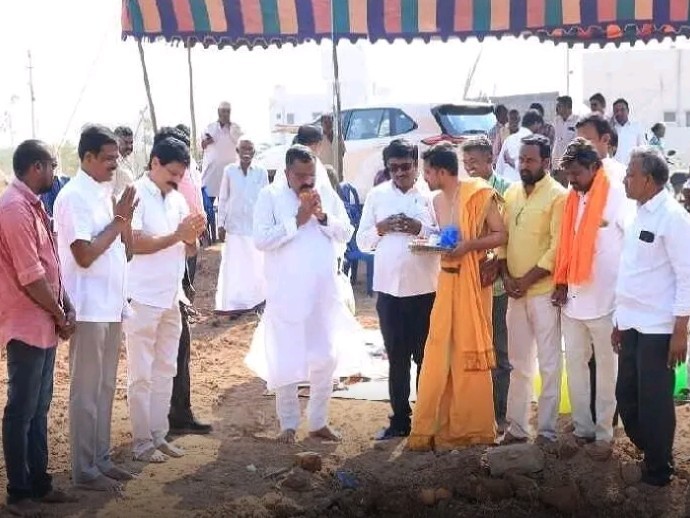 ఆంజనేయస్వామి ఆలయానికి భూమి పూజ చేసిన ఎమ్మెల్యే