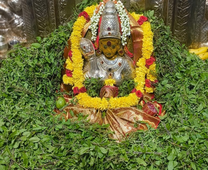 కనకమహాలక్ష్మి అమ్మవారికి తులసి దళార్చన