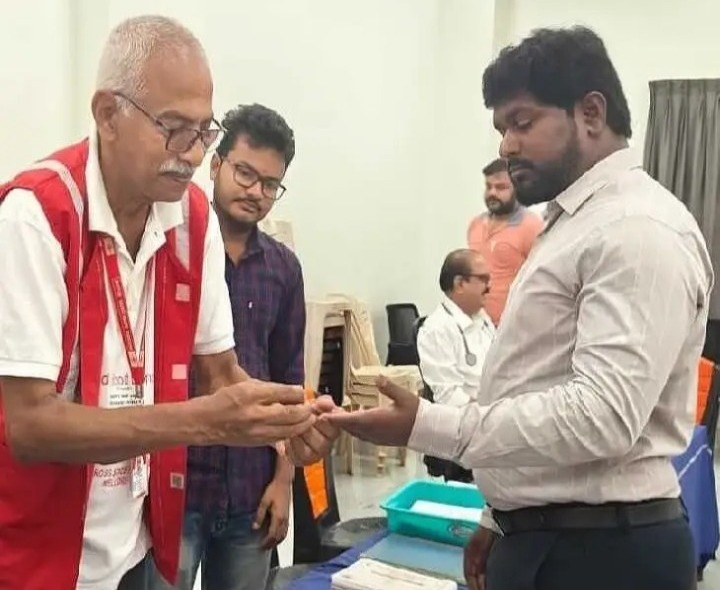 రక్తదానం చేసిన నెల్లూరు కమిషనర్