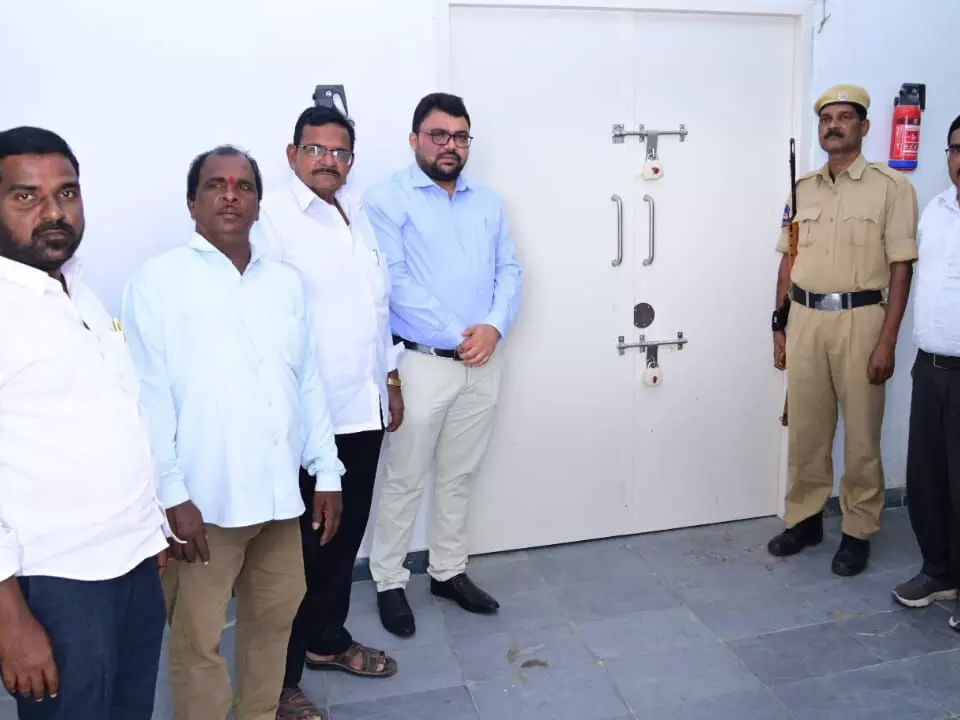 ఈవీఎం గోదామును తనిఖీ చేసిన కలెక్టర్