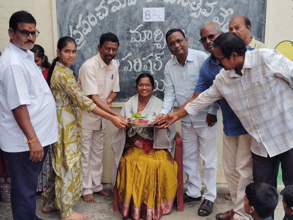 ఘనంగా మహిళా ఉపాధ్యాయులకు సత్కారం