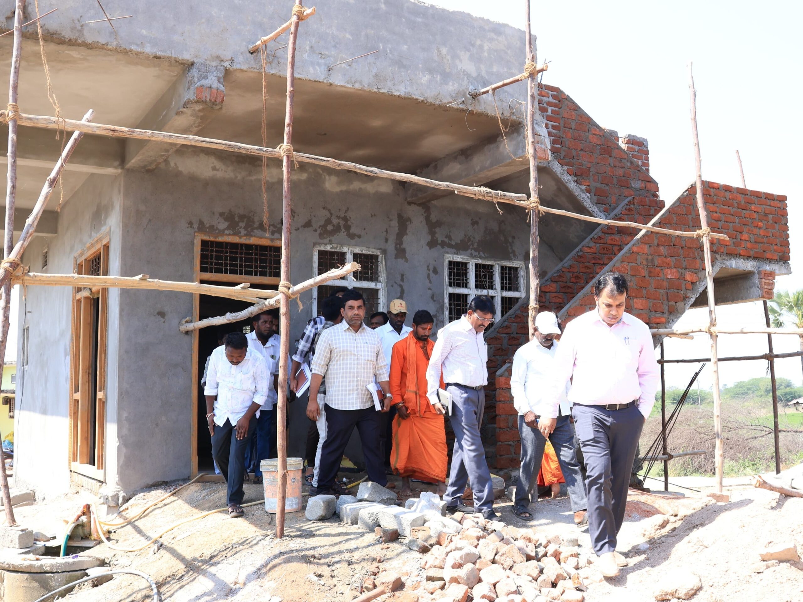 ఇళ్ల నిర్మాణ పనులను పరిశీలించిన కలెక్టర్