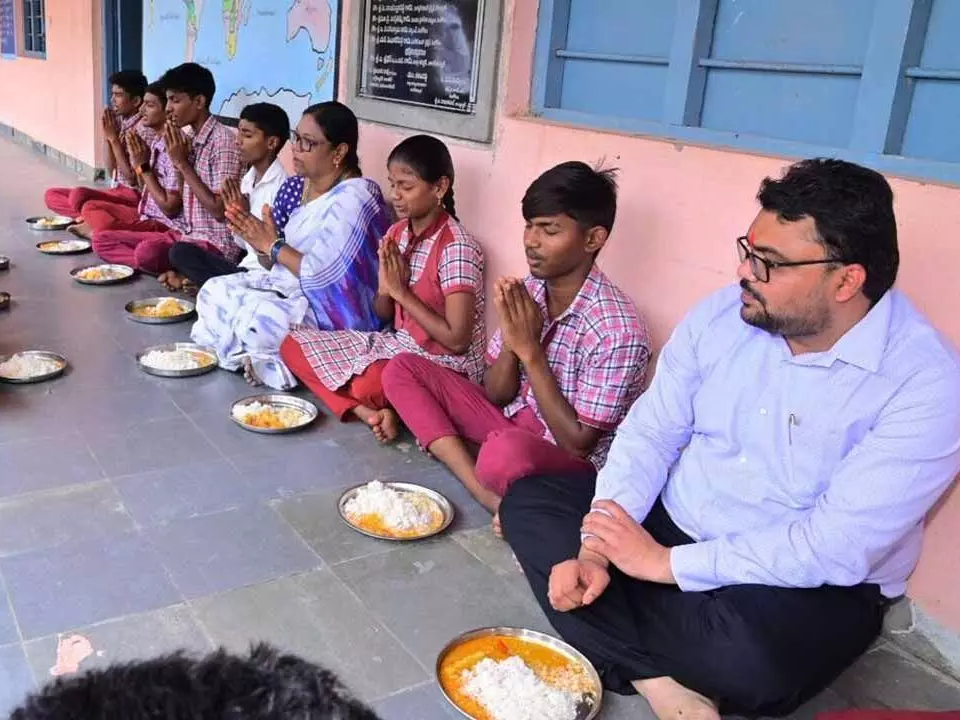 విద్యార్థులకు పౌష్టికాహారం అందించాలి: కలెక్టర్
