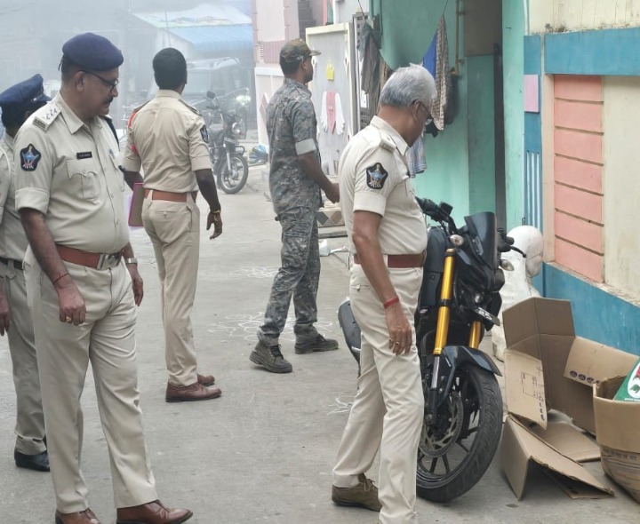 జిల్లాలో పోలీస్ ముమ్మర తనిఖీలు