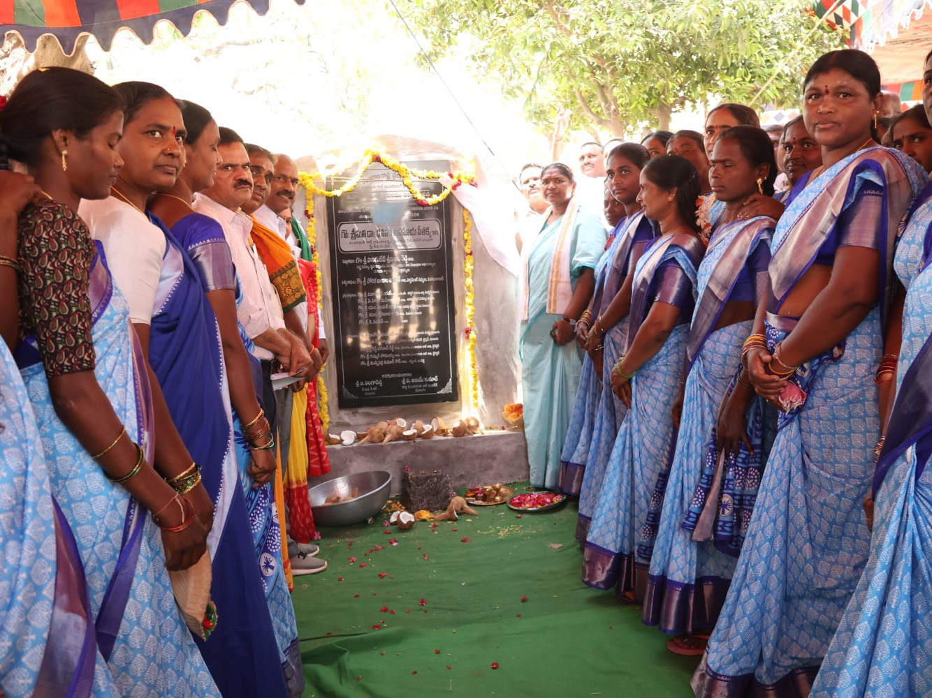 భవన నిర్మాణ పనులకు శంకుస్థాపన చేసిన మంత్రి