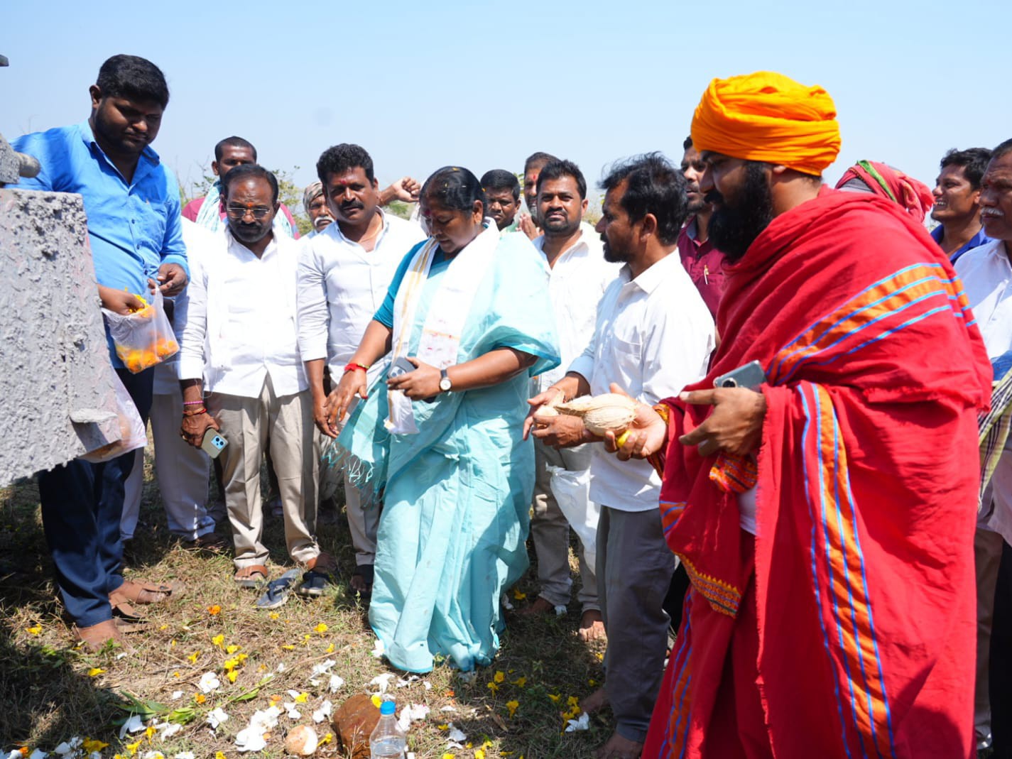 స్మశాన వాటిక పనులను ప్రారంభించిన సీతక్క