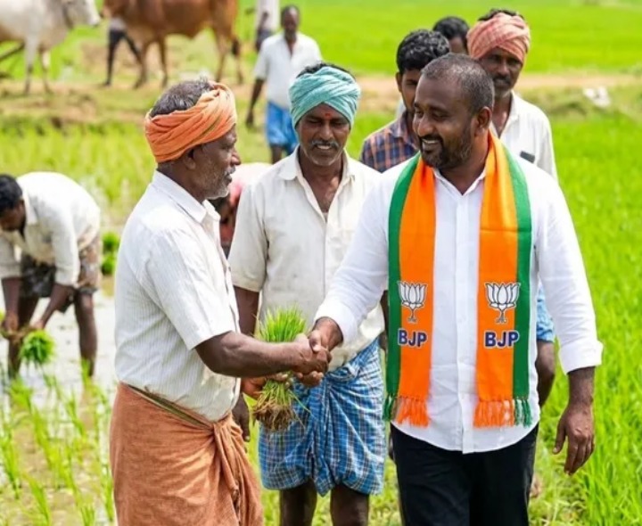 రైతులతో పొలాలను సందర్శించిన బీజేపీ నేత