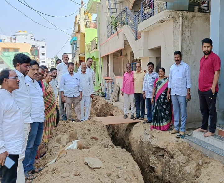 పెనుకొండలో త్రాగునీటి పైపులైన్ పనుల పరిశీలన