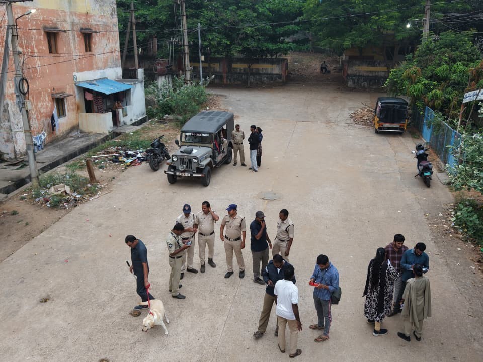 కార్డెన్ అండ్ సెర్చ్ తనిఖీలు నిర్వహించిన పోలీసులు