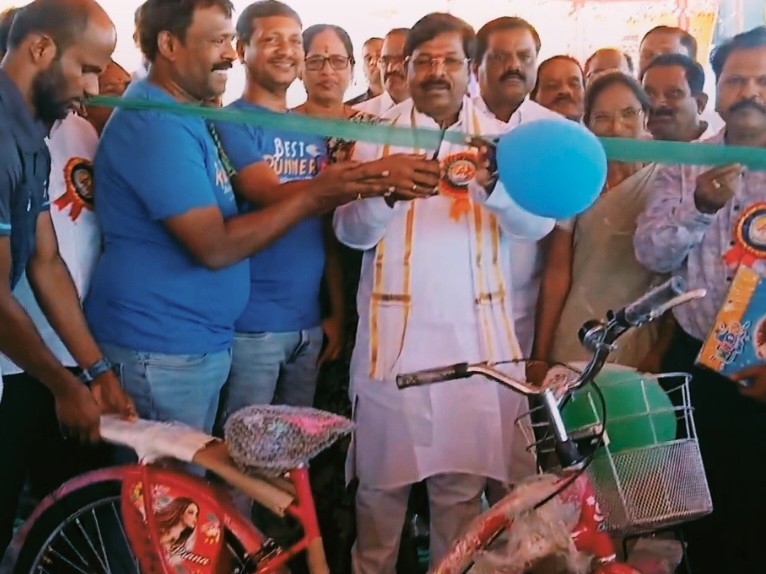 విద్యార్థులకు సైకిళ్లను పంపిణీ చేసిన ఎమ్మెల్యే