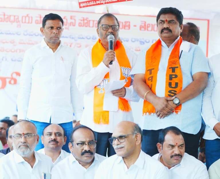 ఉపాధ్యాయులకు అండగా ఉంటాం: ఎమ్మెల్సీలు