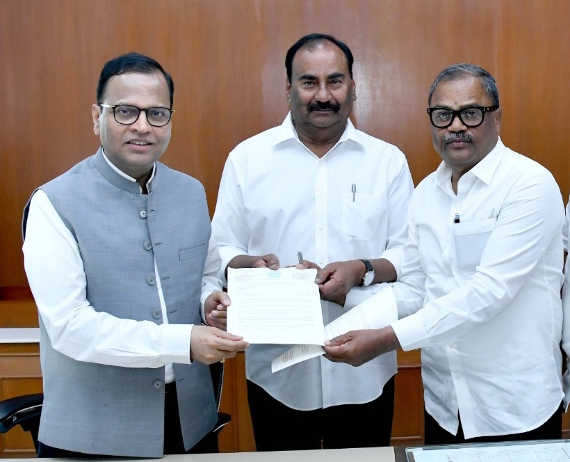 టీచర్ల సమస్యలపై CSకు MLCల విజ్ఞప్తి