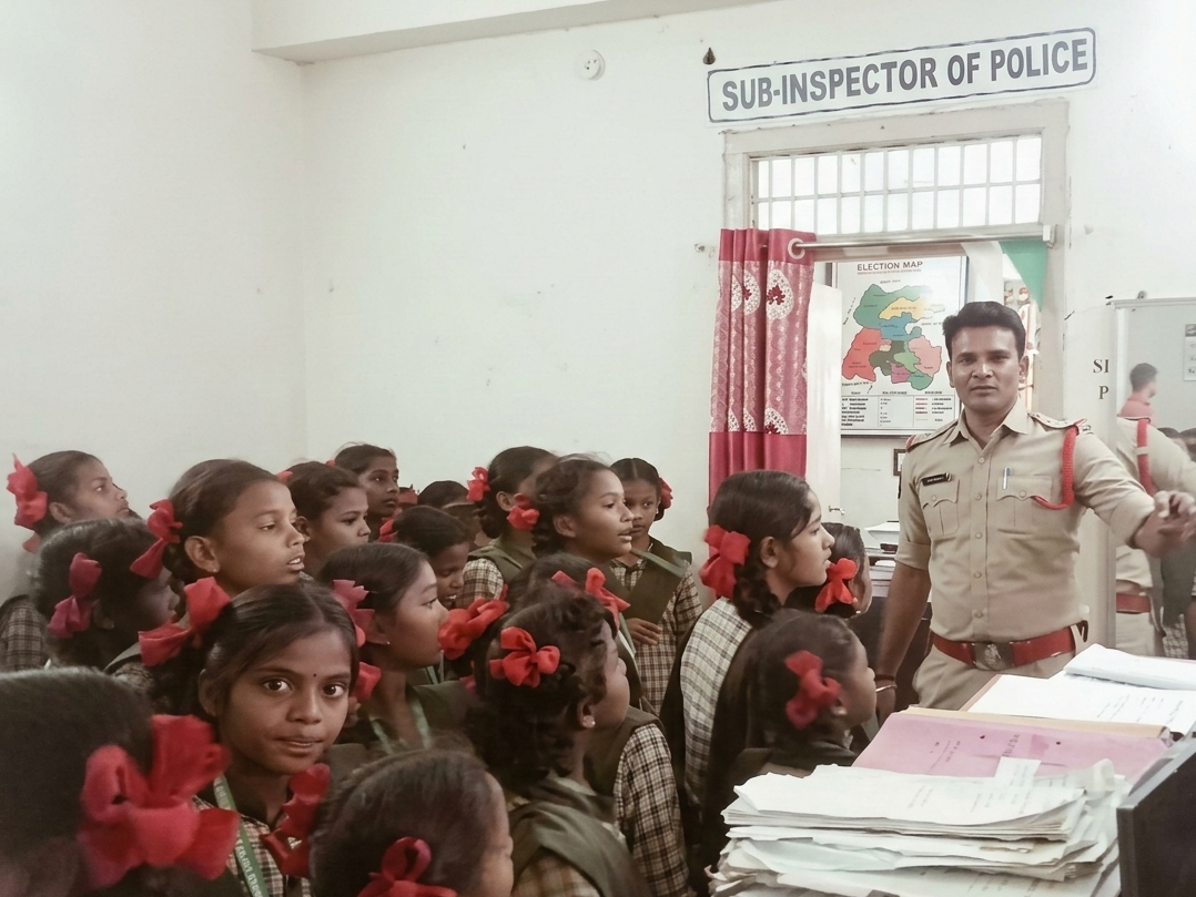 విద్యార్థినులకు పోలీస్ విధులపై అవగాహన