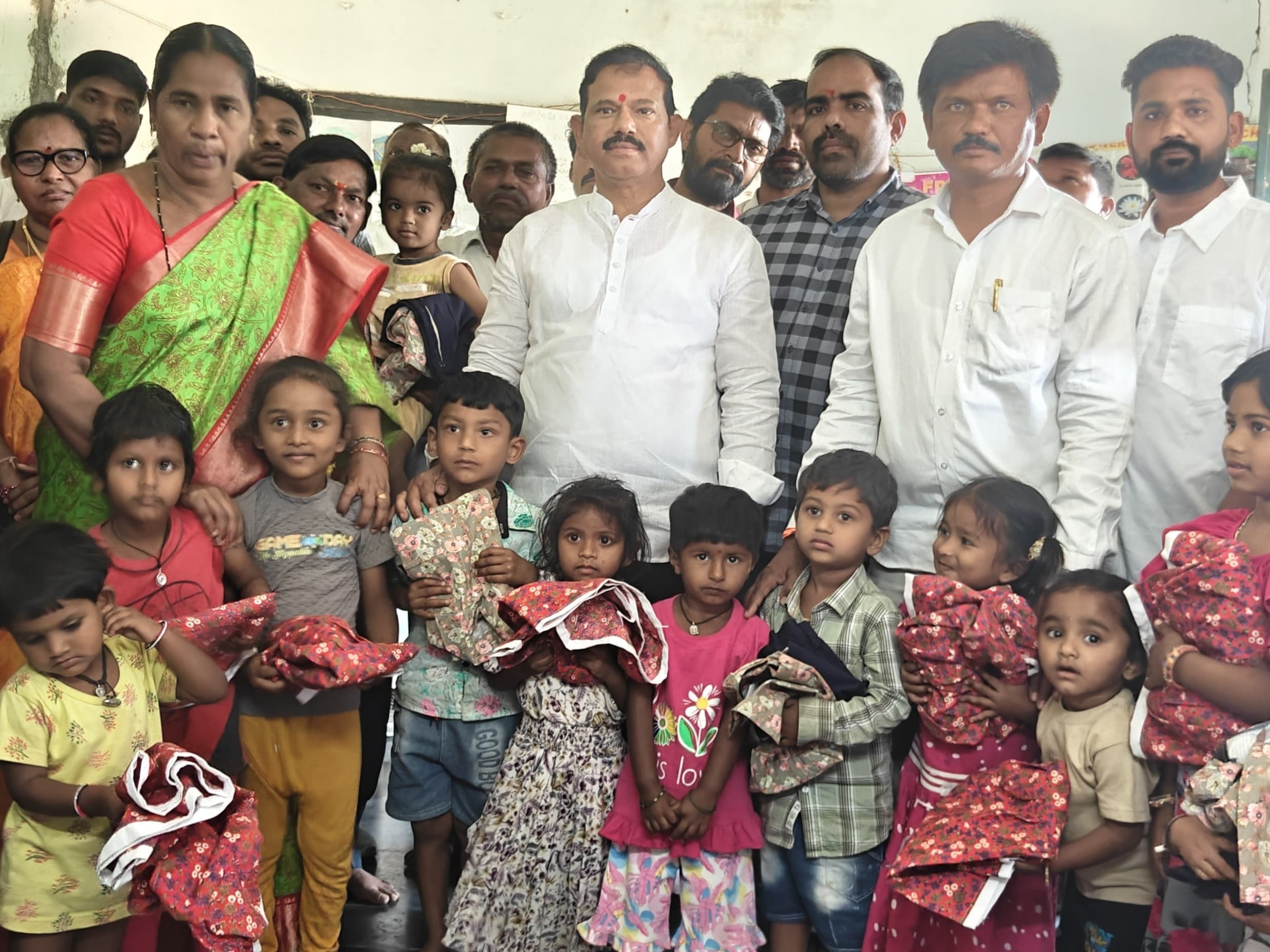 యూనిఫామ్స్ పంపిణీ చేసిన ఎమ్మెల్యే