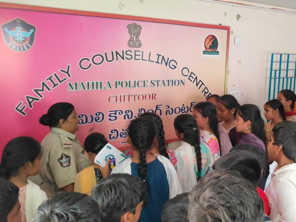మహిళా పోలీస్ స్టేషన్‌ను సందర్శించిన స్కూల్ విద్యార్థులు