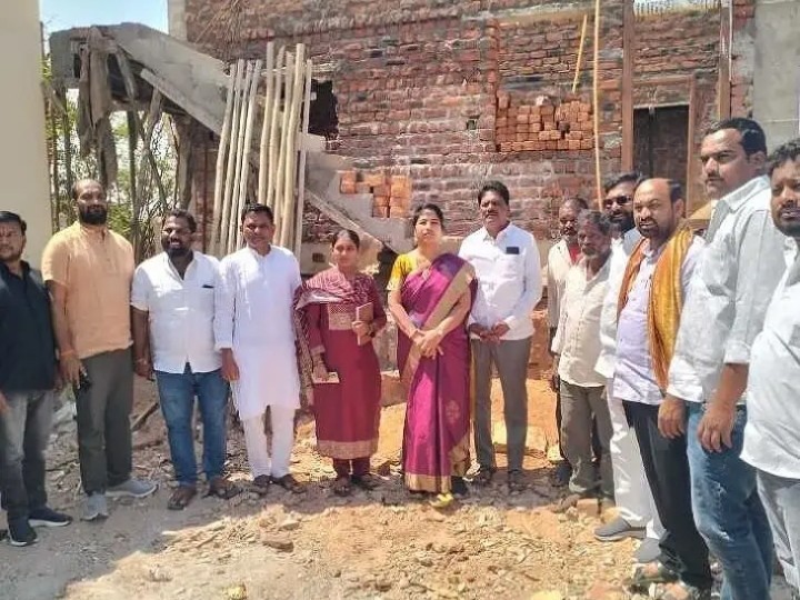 ఇందిరమ్మ ఇళ్లను పరిశీలించిన మున్సిపల్ ఛైర్మన్