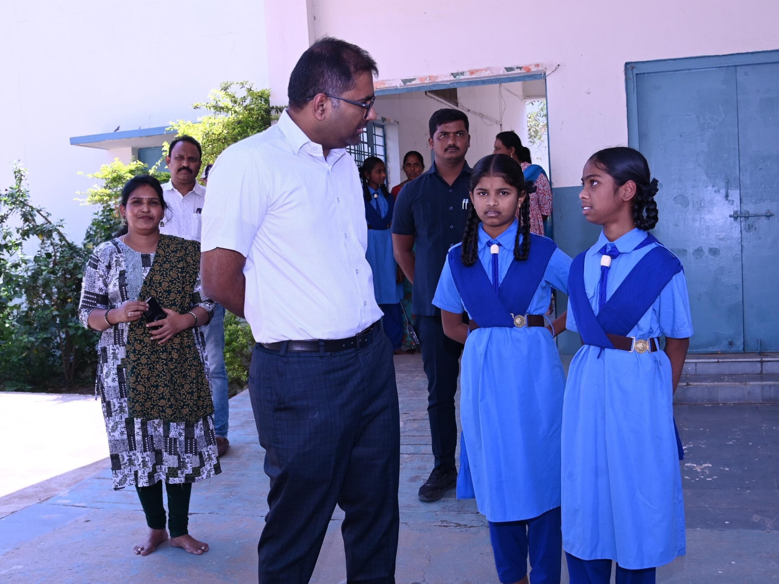 పాఠశాలను తనిఖీ చేసిన కలెక్టర్