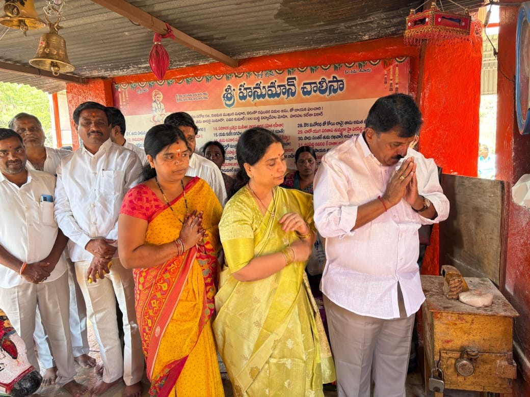 హనుమాన్ మందిరంలో ఎమ్మెల్యే దంపతుల పూజలు