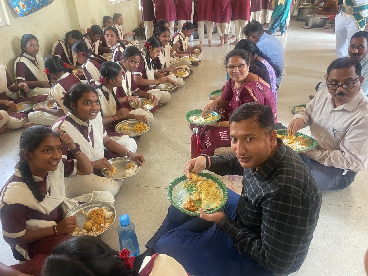 విద్యార్థినులతో కలిసి భోజనం చేసిన కలెక్టర్