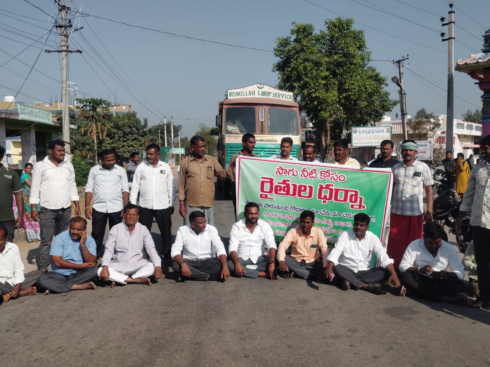 కాళేశ్వరం నీటితో చెరువు నింపాలని రైతుల ధర్నా