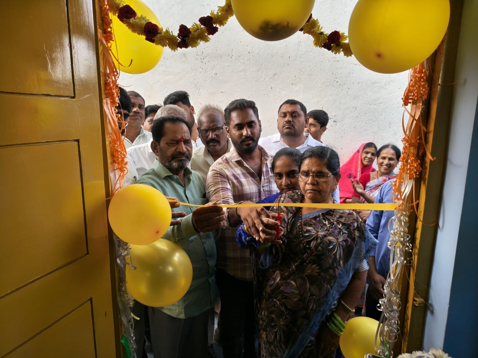 లబ్ధిదారులకు శుభాకాంక్షలు తెలిపిన ఎమ్మెల్యే