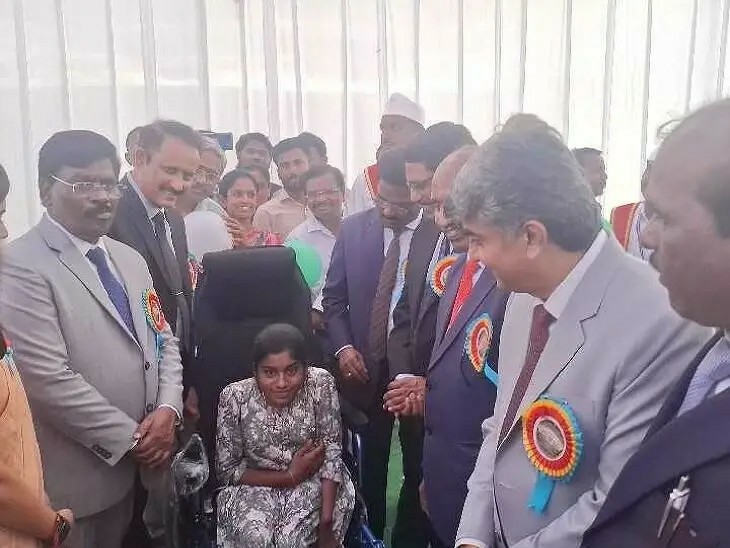 వికలాంగులకు వీల్ చైర్లను అందించిన హైకోర్టు జడ్జ్