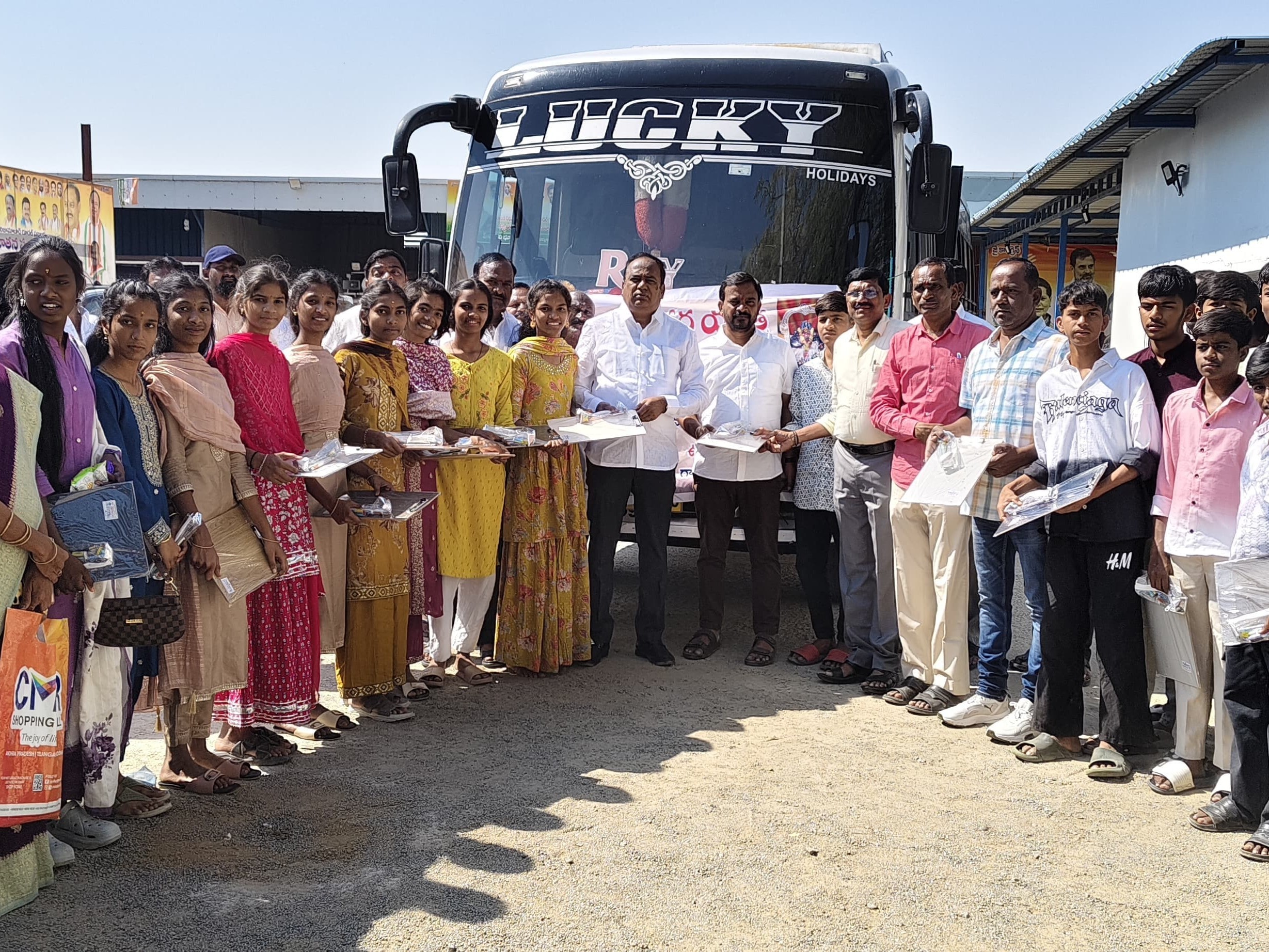 విజ్ఞాన విహార యాత్రలను ప్రారంభించిన ఎమ్మెల్యే