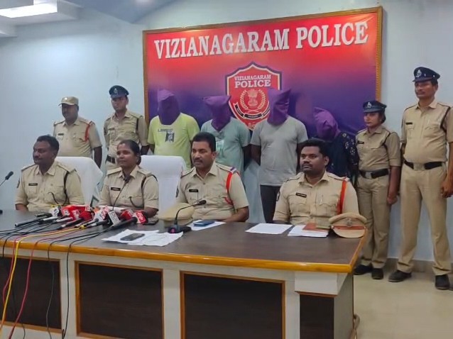 ఫేస్‌బుక్ పరిచయం.. నిలువు దోపిడి