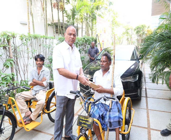 ఎలక్ట్రిక్‌ ట్రై సైకిళ్లను అందజేసిన ఎంపీ