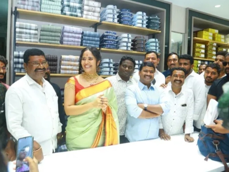 షాపింగ్ మాల్ ప్రారంభించిన సినీనటి