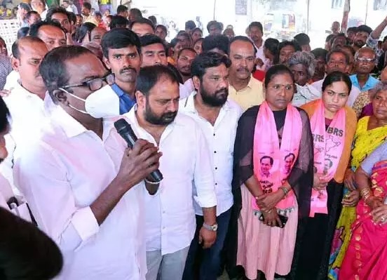 భూదాన్ బాధితులను పరామర్శించిన మాజీ మంత్రి