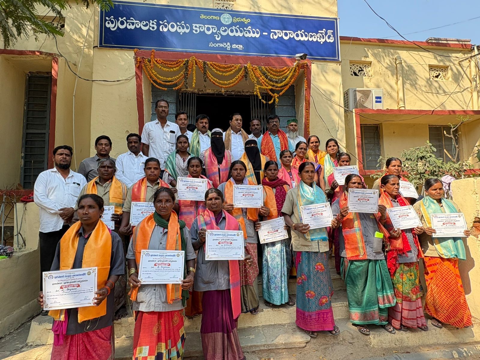 శానిటేషన్ మహిళలకు సన్మానించిన ఎంపీ,ఎమ్మెల్యే