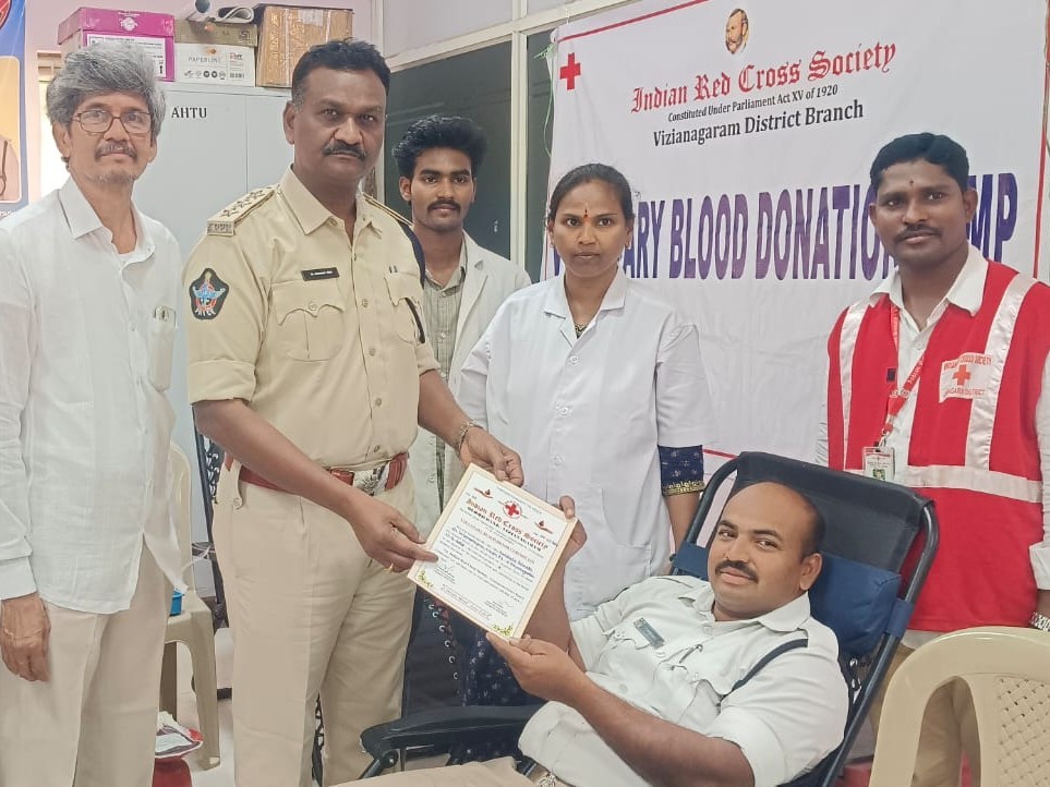 పోలీస్ స్టేషన్‌లో మెగా రక్తదాన శిబిరం