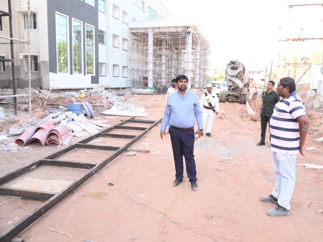 ఆసుపత్రి నిర్మాణ పనులు పరిశీలించిన కలెక్టర్