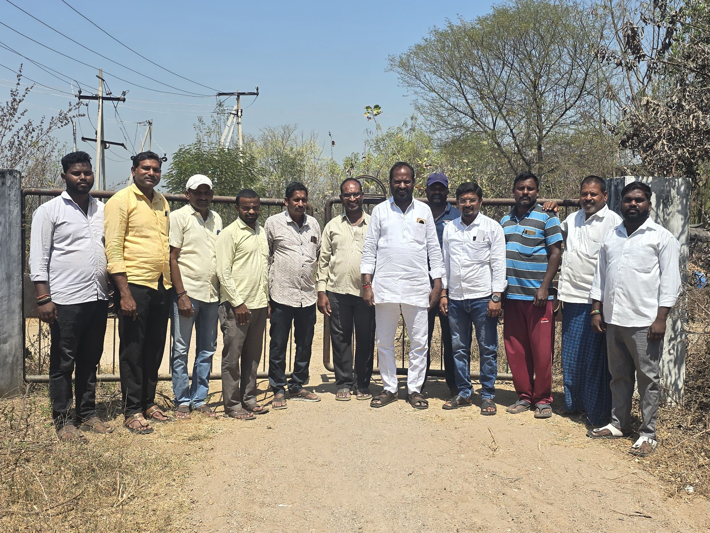 సబ్ స్టేషన్ ముందు గ్రామస్తుల ధర్నా