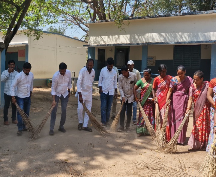 పాఠశాల ప్రాంగణంలో పరిశుభ్రత కార్యక్రమం