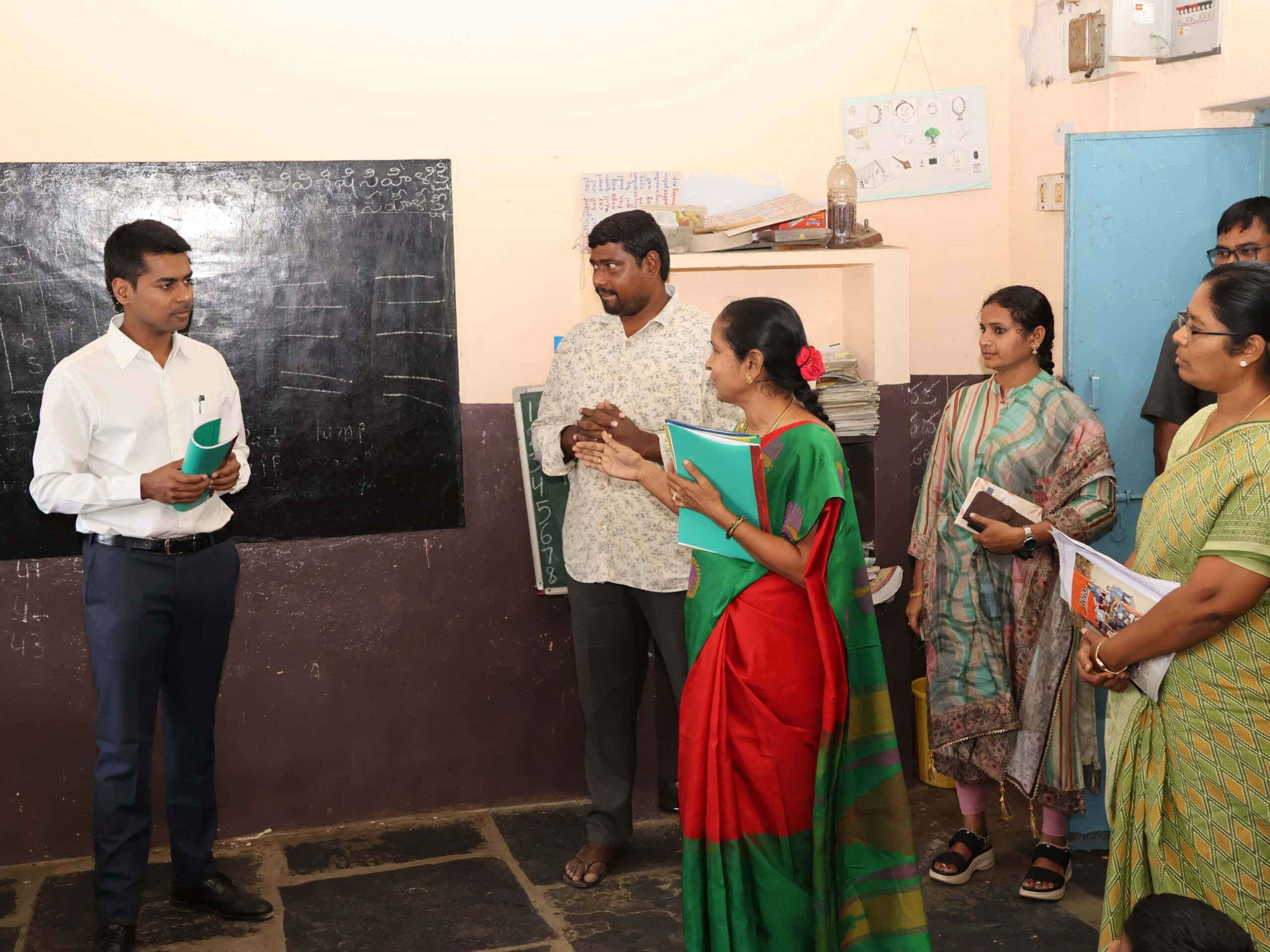 ప్రాథమిక పాఠశాలలో తనిఖీ నిర్వహించిన కలెక్టర్