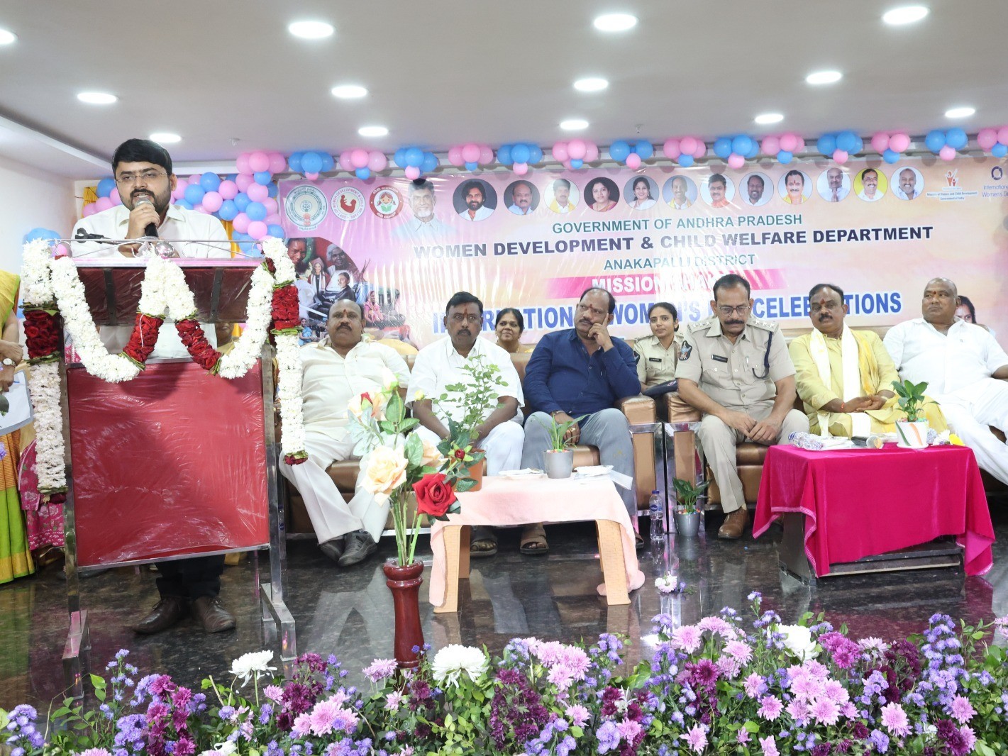 మహిళలు ఆత్మవిశ్వాసంతో ముందడుగు వేయాలి