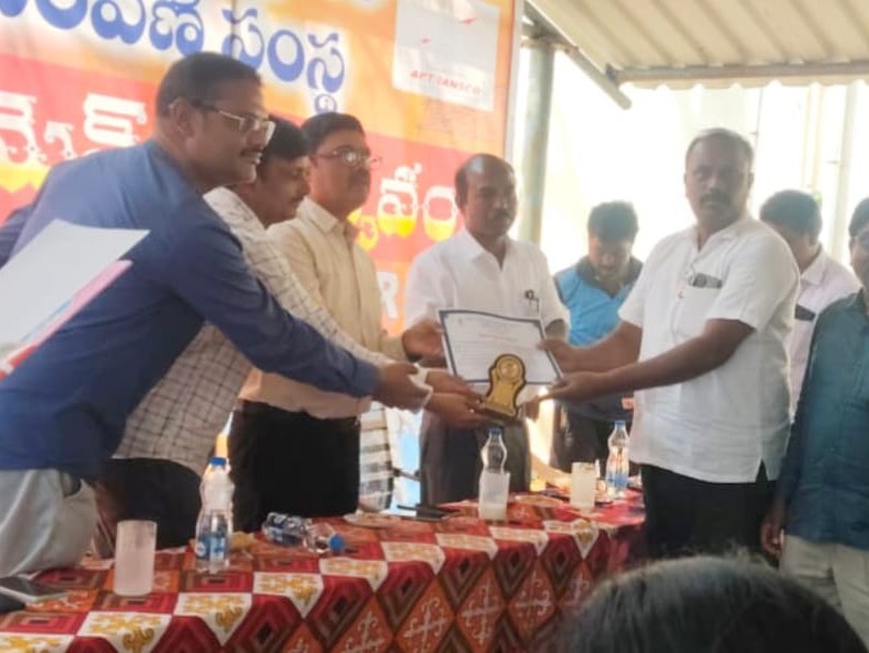 అసిస్టెంట్ లైన్మెన్ మురగయ్యకు ఉత్తమ అవార్డు
